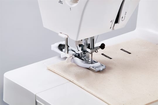 Janome 1522 Mechanical 22-Stitch Sewing Machine with Wide Sewing Bed